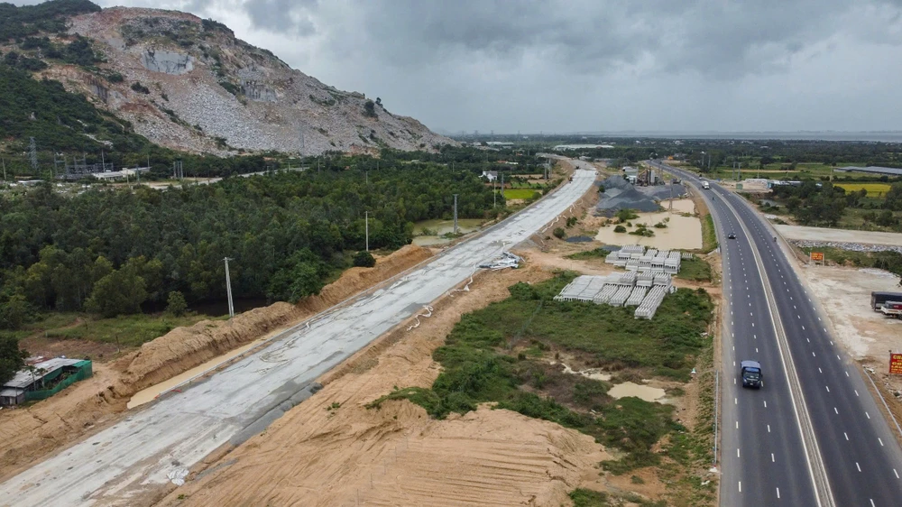 Dự án có điểm đầu kết nối đường dẫn cửa phía nam hầm Cổ Mã tại huyện Vạn Ninh, điểm cuối kết nối cao tốc Nha Trang - Cam Lâm. Trong ảnh: bên phải là quốc lộ 1, bên trái cao tốc Vân Phong Nha Trang, đoạn qua huyện Vạn Ninh.