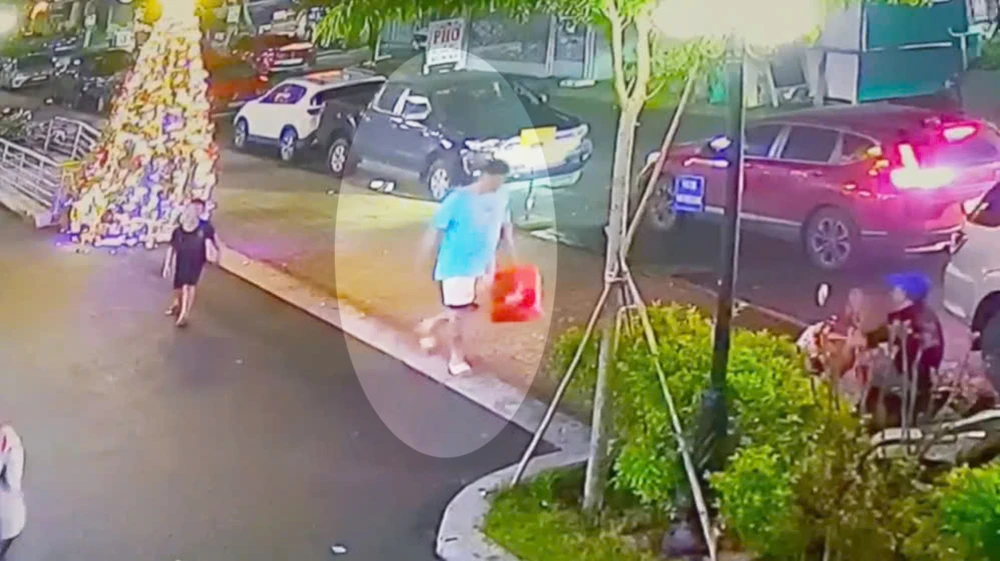 Người đàn ông xách túi đồ của chị T rời đi. Ảnh cắt từ clip