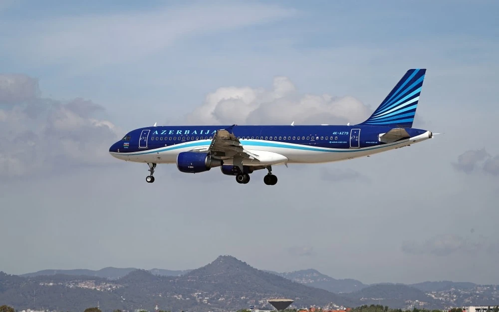 Một máy bay rơi ở Kazakhstan trong khi đang chở 67 người đi từ Azerbaijan sang Nga, vẫn còn người sống sót.