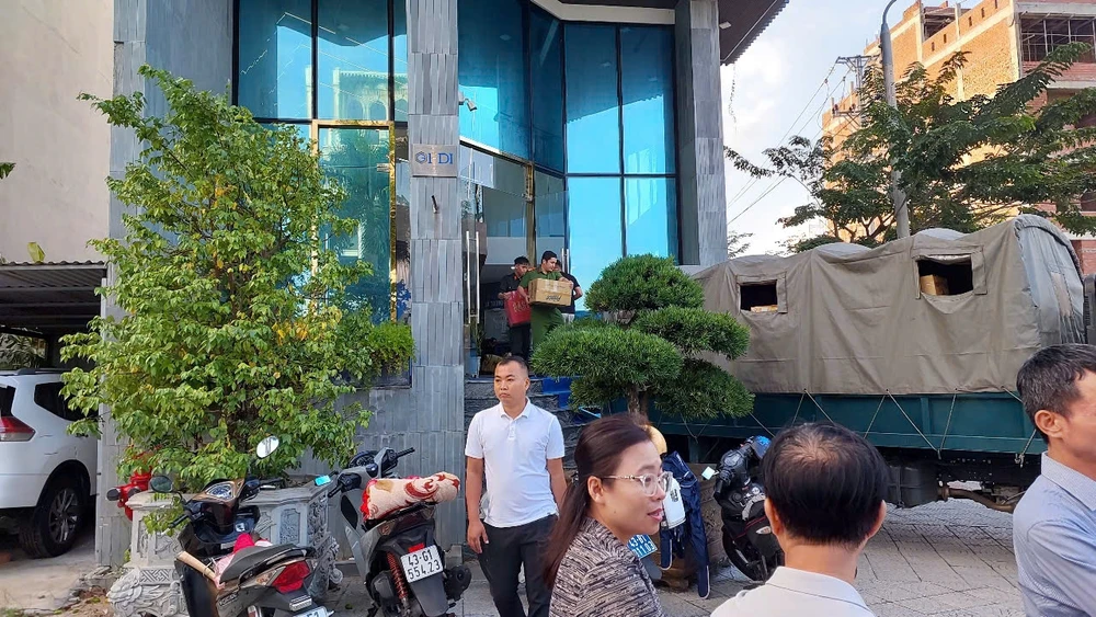 Công an khám xét Công ty GFDI tại Đà Nẵng ngày 8-11-2024. Ảnh: PV
