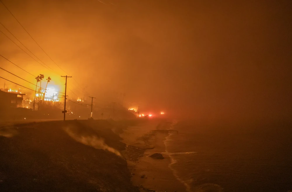 Cháy rừng ở Los Angeles. Đám cháy Palisades thiêu rụi những ngôi nhà cạnh đường cao tốc Pacific Coast. Ảnh: GETTY IMAGES