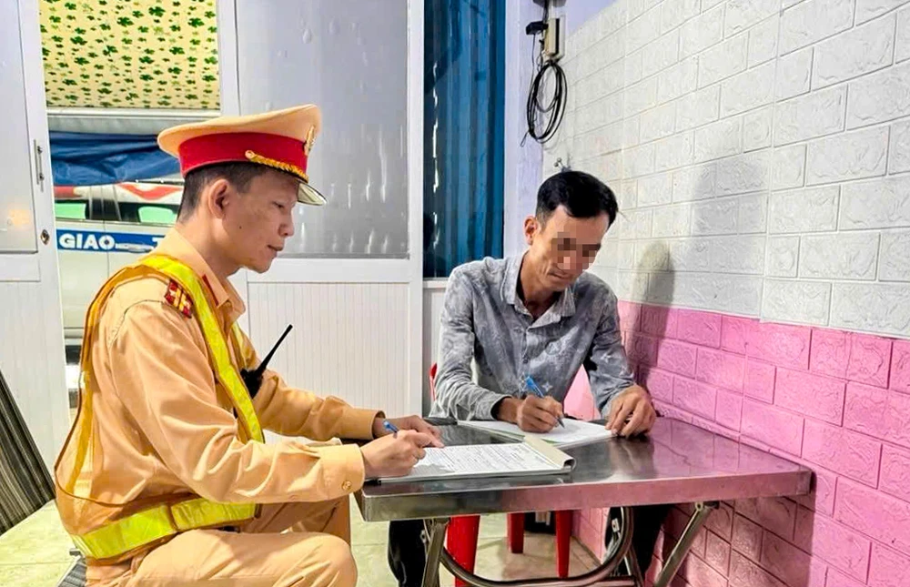 Công an lập biên bản đối với tài xế lái xe đầu kéo chạy ngược chiều trên quốc lộ 1