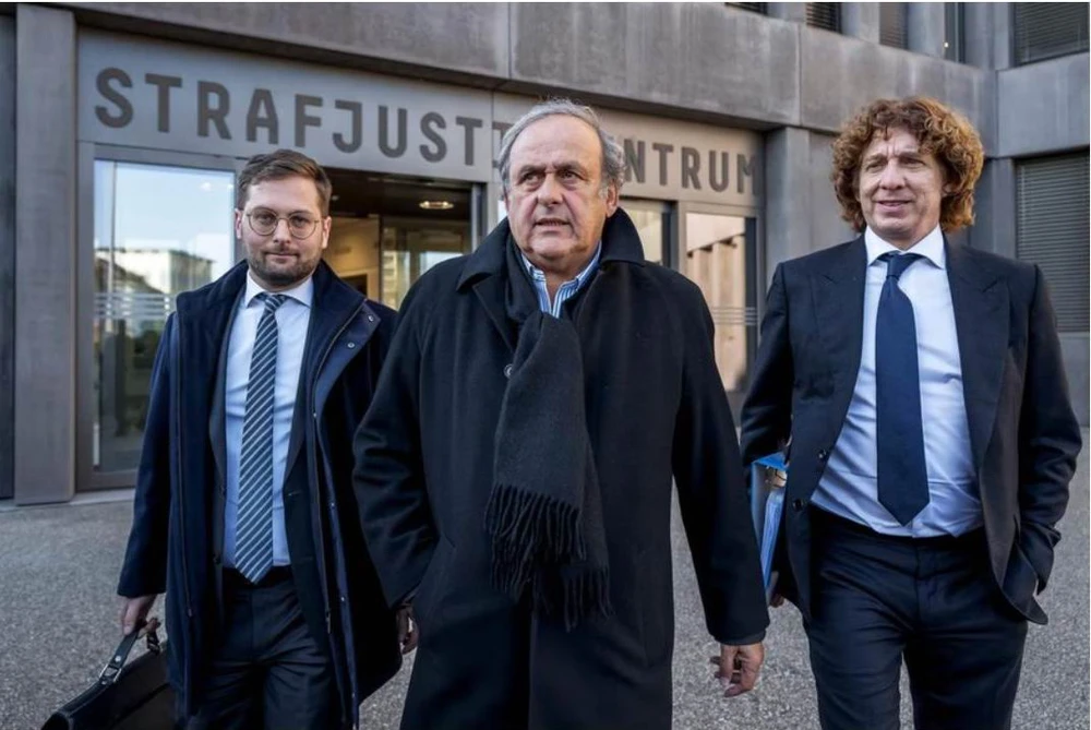 Cựu chủ tịch Sepp Blatter 89 tuổi chống gậy ra tòa vụ “FIFA gate”