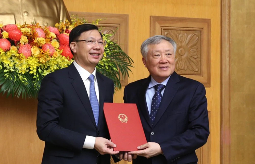 Phó Thủ tướng Thường trực Chính phủ Nguyễn Hòa Bình trao Quyết định bổ nhiệm chức vụ Phó Chủ nhiệm Văn phòng Chính phủ cho ông Phạm Mạnh Cường - Ảnh: VGP/Nguyễn Hoàng