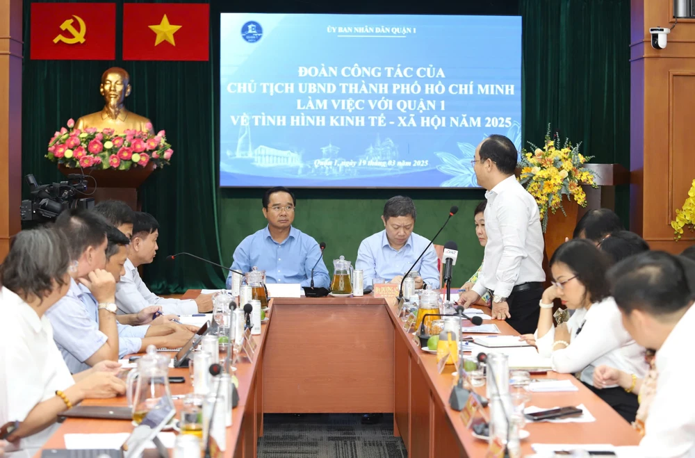 Toàn cảnh buổi làm việc của Chủ tịch UBND TP.HCM Nguyễn Văn Được với UBND quận 1. Ảnh: HÀ THƯ