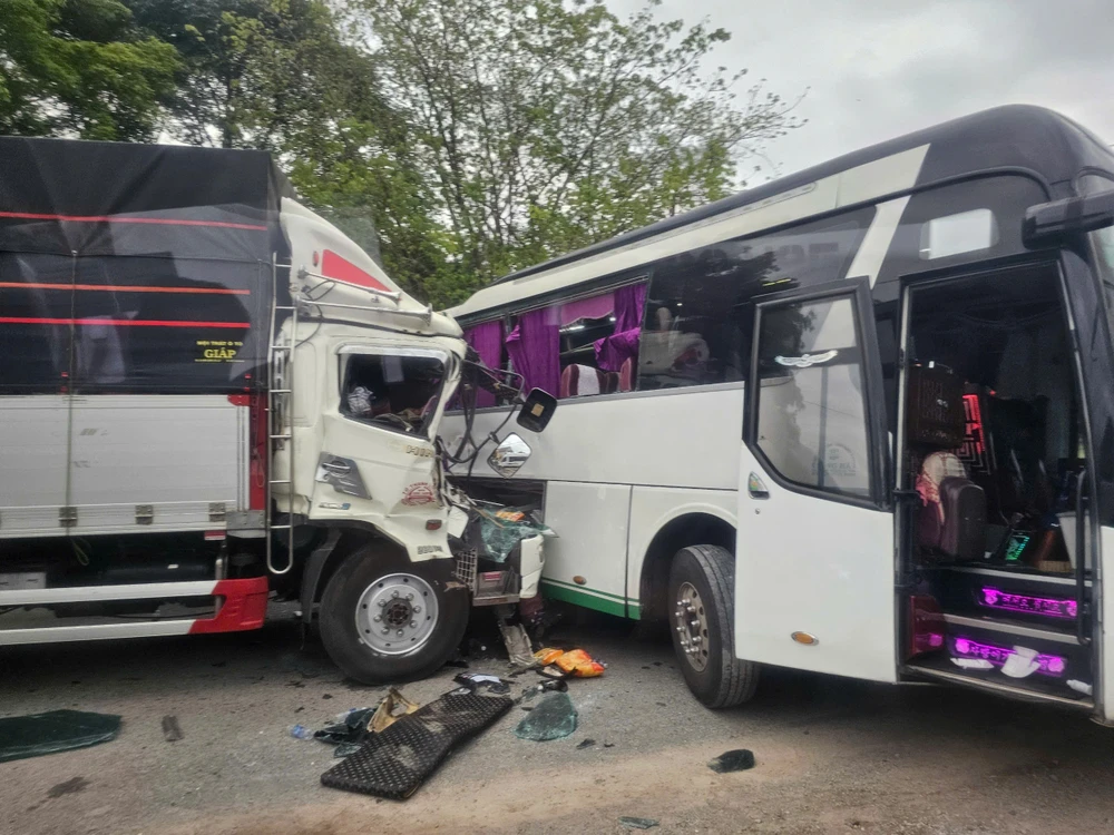 Xe tải tông vào xe khách đang lùi từ quán ăn ra. Ảnh: XH