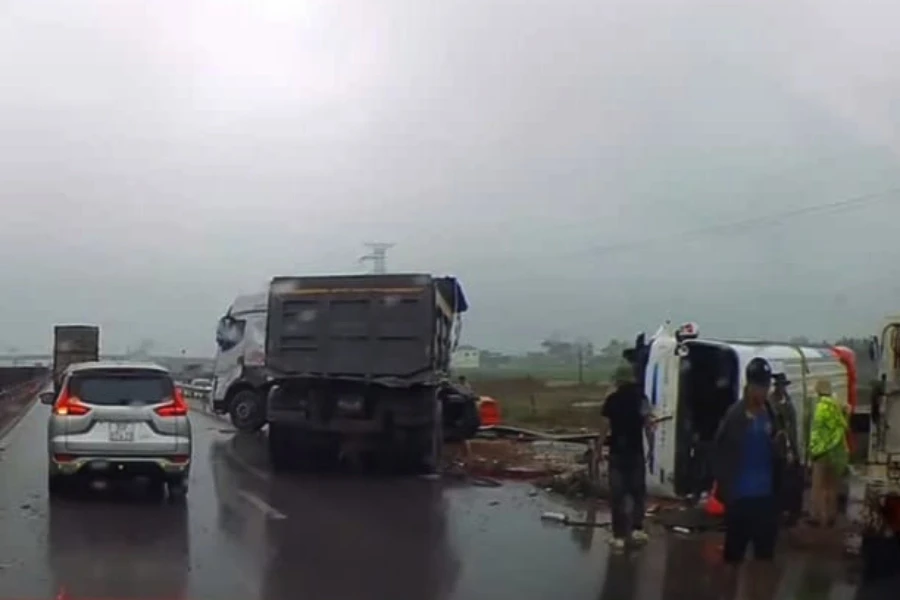 Xe khách chở học sinh và giáo viên bị lật trên cao tốc sau va chạm ô tô tải