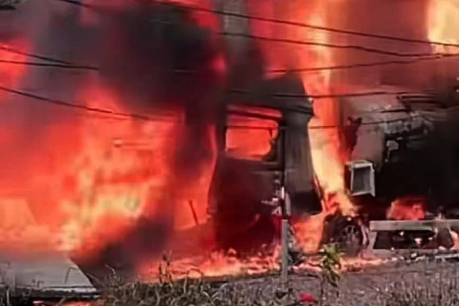 Xe bồn chở xăng dầu cháy dữ dội trên cao tốc, tài xế tử vong