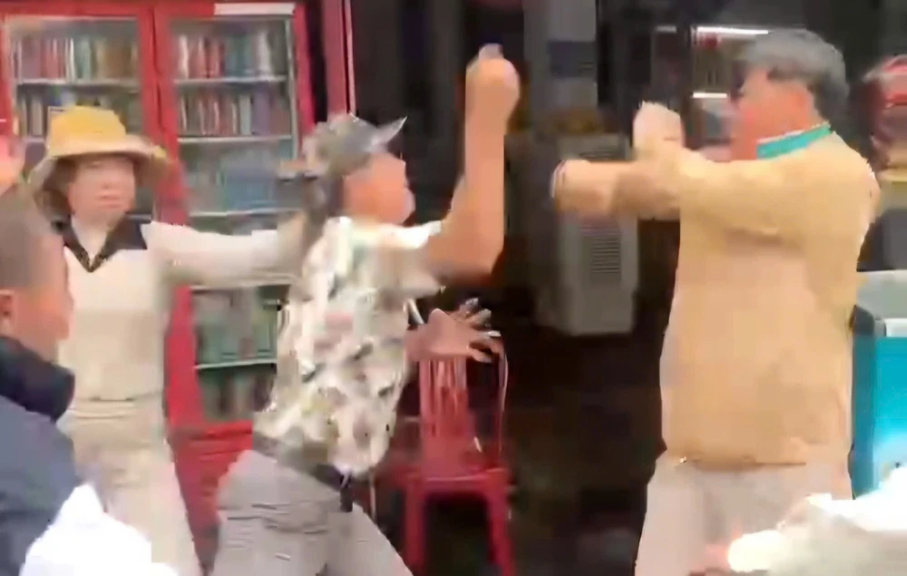 Nhiều người lao vào đánh nhau vì giành khách ở đèo Hải Vân