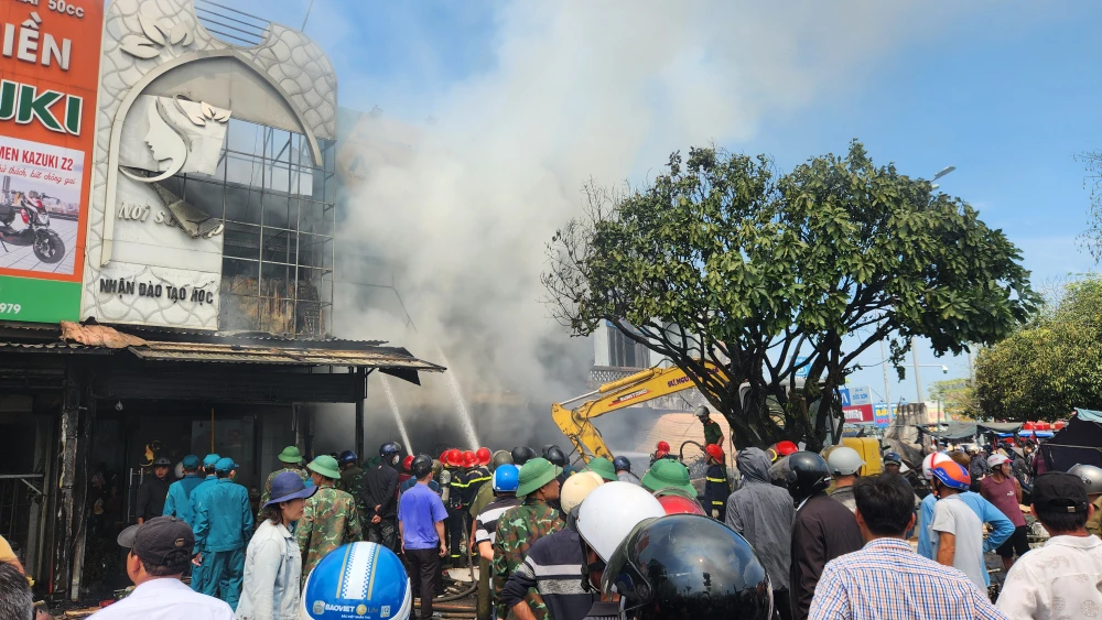 Cháy lớn tại chợ An Lỗ ở TP Huế