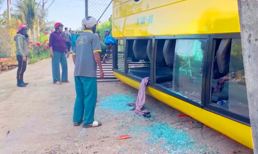Xe đưa đón học sinh ở huyện Chư Prông, tỉnh Gia Lai leo lên lề rồi lật xuống ven đường khiến nhiều em bị thương.
