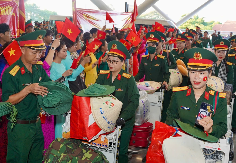 Xúc động tiễn chân các lực lượng diễu binh, diễu hành về đơn vị sau Lễ kỷ niệm 30-4 tại sân bay Tân Sơn Nhất. ẢNH: THUẬN VĂN