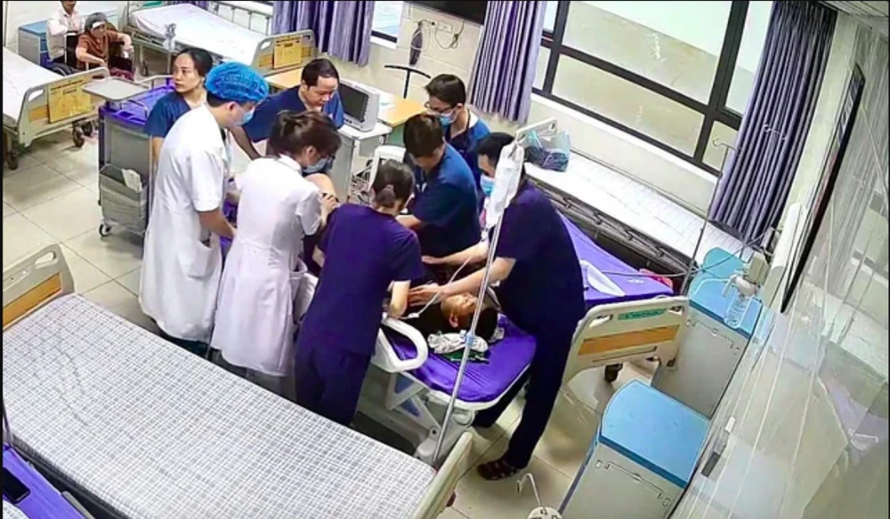 Đề nghị xử phạt hành chính người đạp vào bụng điều dưỡng khi đang cấp cứu