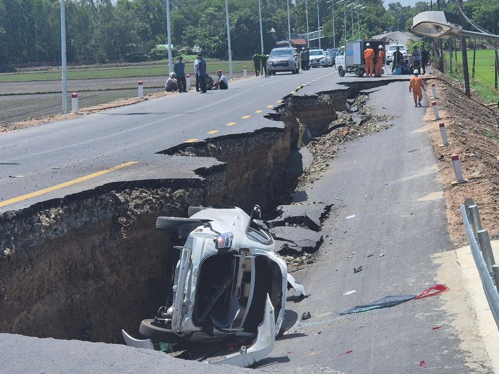 Hiện trường vụ sụp đường dẫn cầu Hòa Bình (tỉnh Tây Ninh) làm một xe ô tô, hai xe máy hư hỏng nặng và sáu người bị thương.