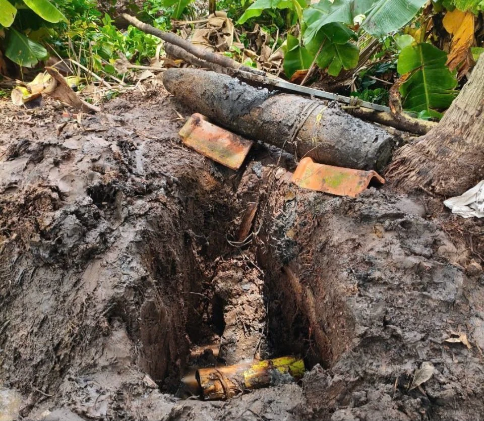 Quả bom nặng 200 kg được người dân phát hiện khi đào mương nước. Ảnh: CTV