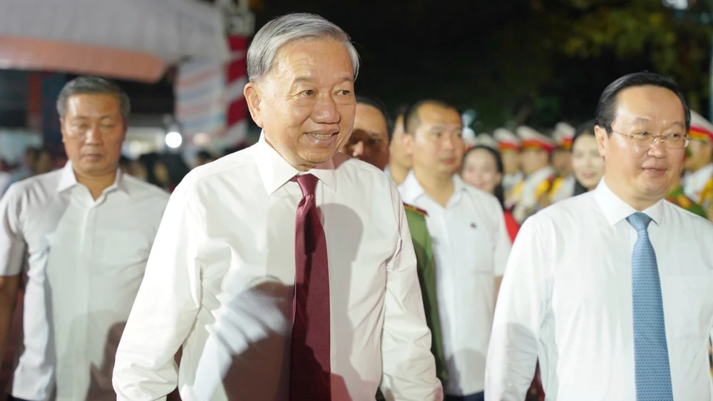 Tổng Bí thư Tô Lâm tới dự Lễ khai mạc Lễ hội Làng Sen toàn quốc 2025 và Lễ khánh thành Tượng đài “Bác Hồ về thăm quê” tại xã Kim Liên, huyện Nam Đàn, Nghệ An.