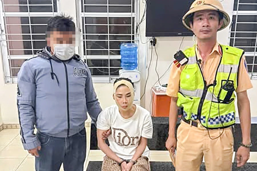 Chặn xe khách bắt giữ nữ nghi can đang trốn từ Nghệ An vào TP.HCM