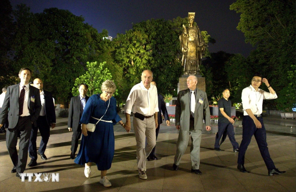 Tổng thống Hungary Sulyok Tamas và Phu nhân tại khu vực tượng đài vua Lý Thái Tổ. Ảnh: TTXVN