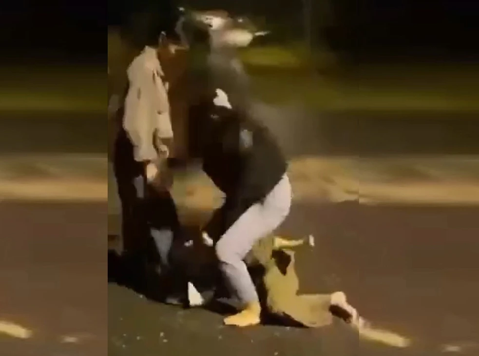 Cô gái bị đánh hội đồng, phát trực tiếp lên mạng xã hội