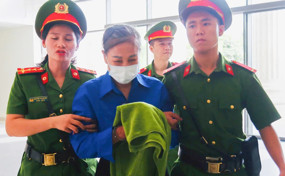 Hình ảnh﻿ cựu bí thư tỉnh ủy Vĩnh Phúc Hoàng Thị Thúy Lan được áp giải tới tòa bằng lối đi riêng. Theo cáo buộc, tổng cộng ông Hậu đã đưa hối lộ hơn 132 tỉ đồng. Trong đó, đưa hối lộ cho bà Hoàng Thị Thúy Lan là 25 tỉ đồng và 1 triệu USD.