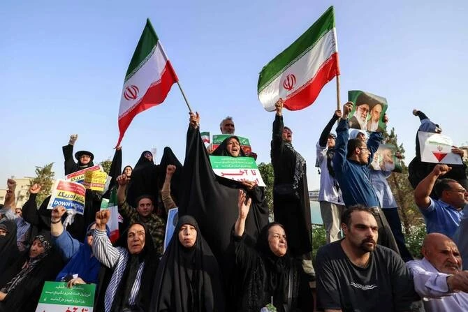 Người dân Iran ăn mừng sau thỏa thuận ngừng bắn. Ảnh: AFP