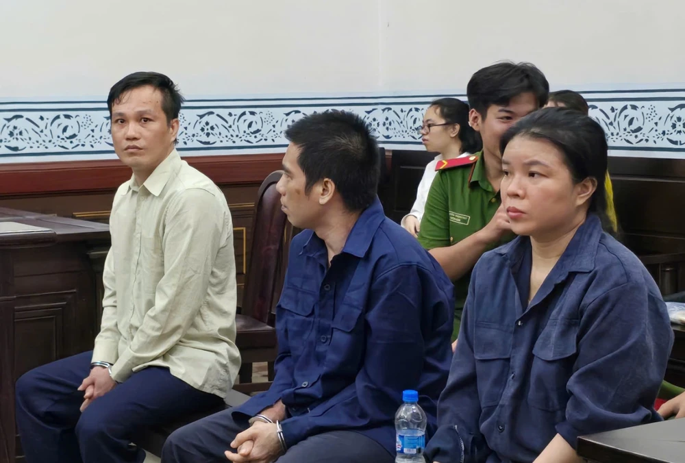 Mặc dù không quen biết ai, các bị cáo đã nhận tiền chạy án để lừa đảo chiếm đoạt tài sản gần 2 tỉ đồng.