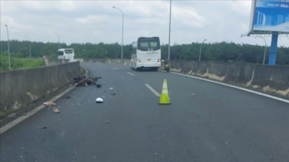 1 người bị xe khách tông tử vong trên đường dẫn cao tốc TP.HCM - Long Thành - Dầu Giây