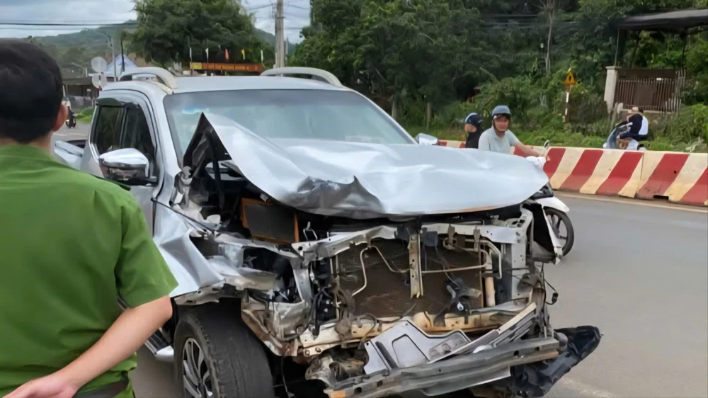 Người dân vây bắt tài xế xe bán tải gây tai nạn rồi giao cho công an