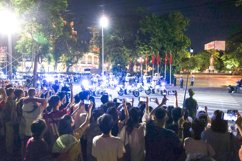 Mãn nhãn xem Cảnh sát đặc nhiệm diễn tập chống khủng bố trên phố đi bộ hồ Gươm