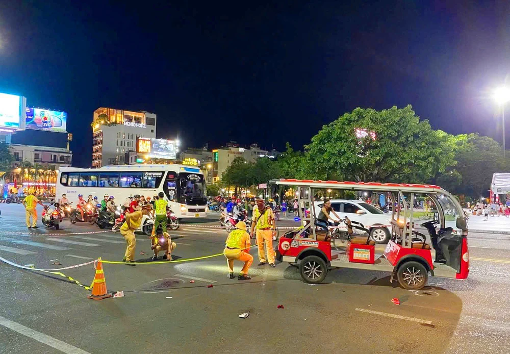 Một xe điện mang logo City tour ở phường Quy Nhơn, tỉnh Gia Lai tông du khách đang đi bộ khiến một người tử vong, hai người bị thương.