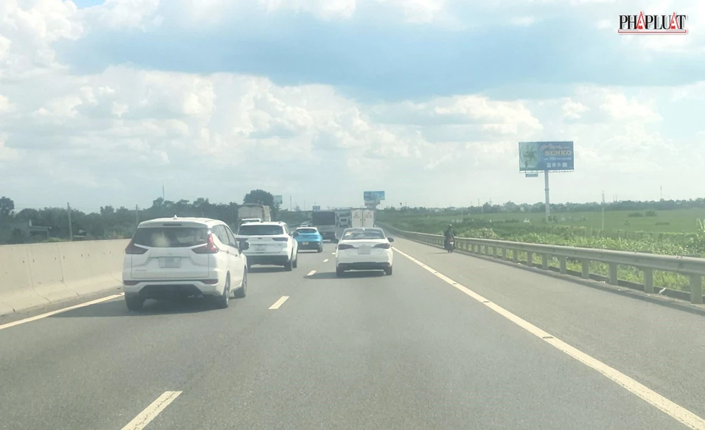 Dù có biển cấm, xe máy vẫn 'lọt' cao tốc TP.HCM - Trung Lương