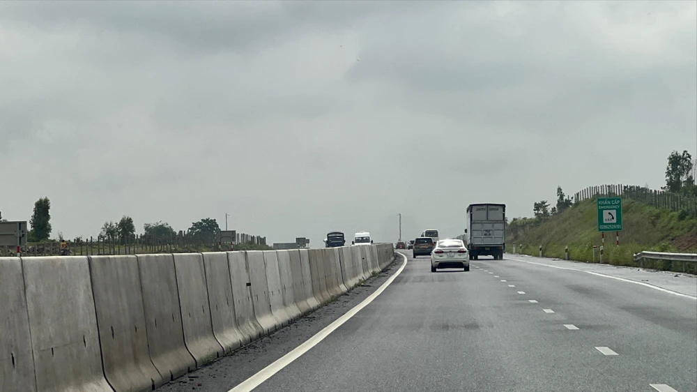 Chủ phương tiện phải thực hiện chuyển đổi tài khoản thu phí sang tài khoản giao thông kết nối phương tiện thanh toán không dùng tiền mặt từ 1-10. Ảnh: THY NHUNG