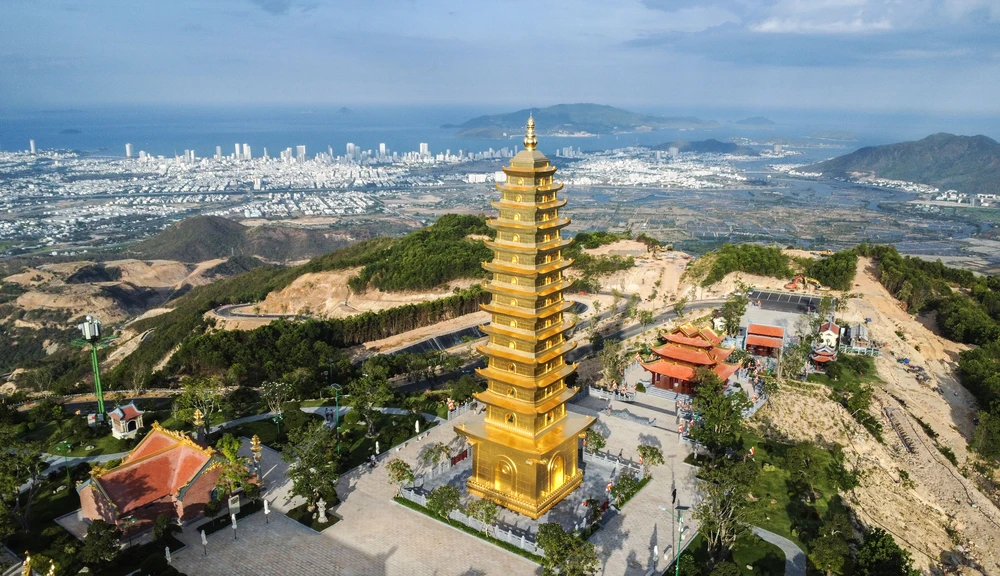 Bảo tháp Quang Minh nổi bật trên đỉnh núi Chín Khúc và từ đỉnh núi du khách có thể phóng tầm mắt ngắm toàn cảnh Nha Trang.