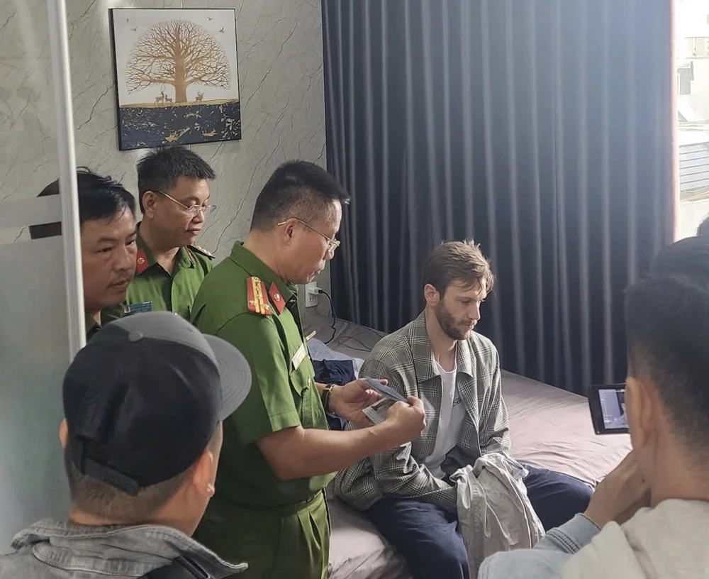 West Dale James (29 tuổi, quốc tịch Mỹ) - kẻ cướp tiệm vàng.