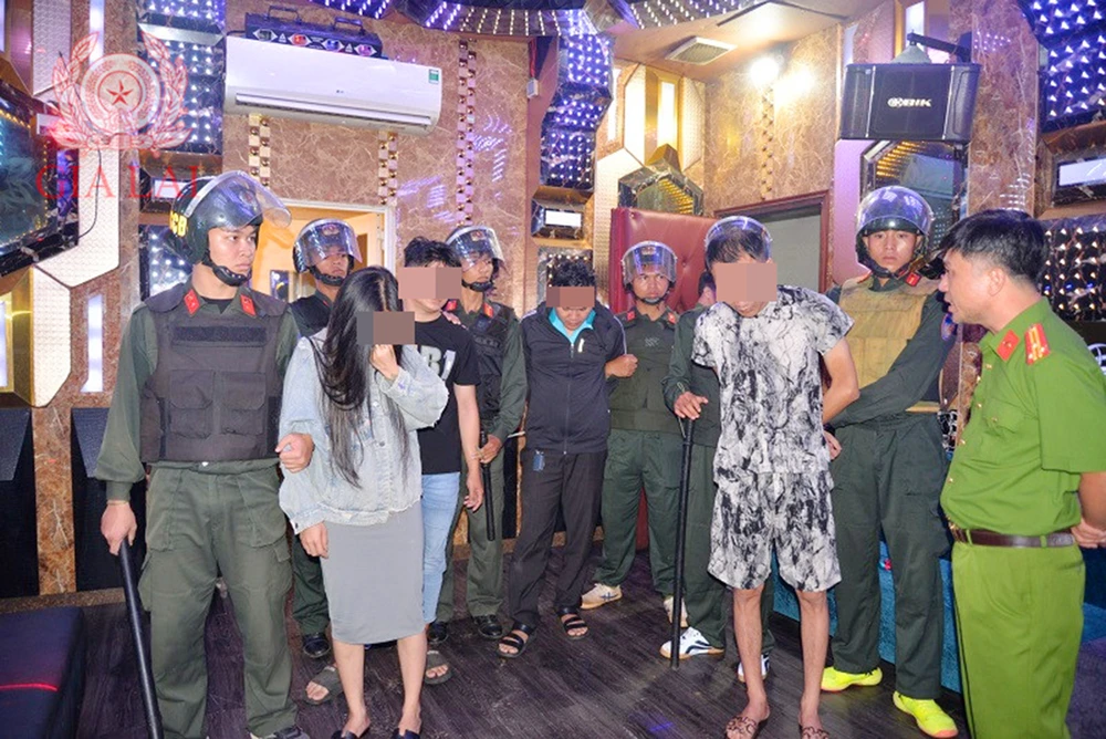 Công an tỉnh Gia Lai huy động hơn 300 cán bộ, chiến sĩ đột kích nhiều tụ điểm 'bay lắc' và giữ 148 người tổ chức, sử dụng trái phép chất ma túy.