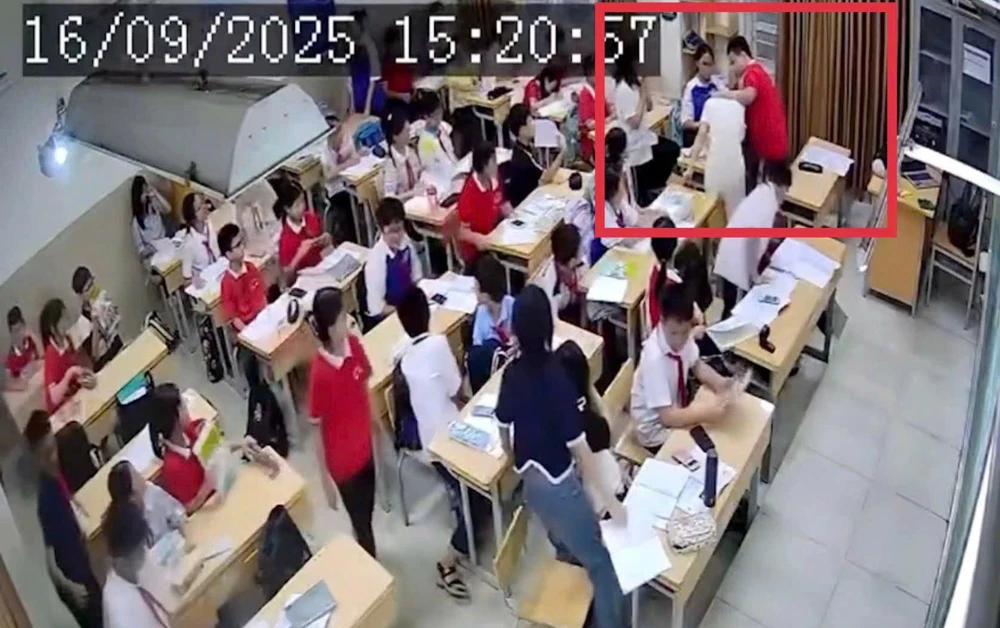 Trường học nói về lý do nam sinh lớp 7 xô đẩy cô giáo: Để giành lại đồ chơi