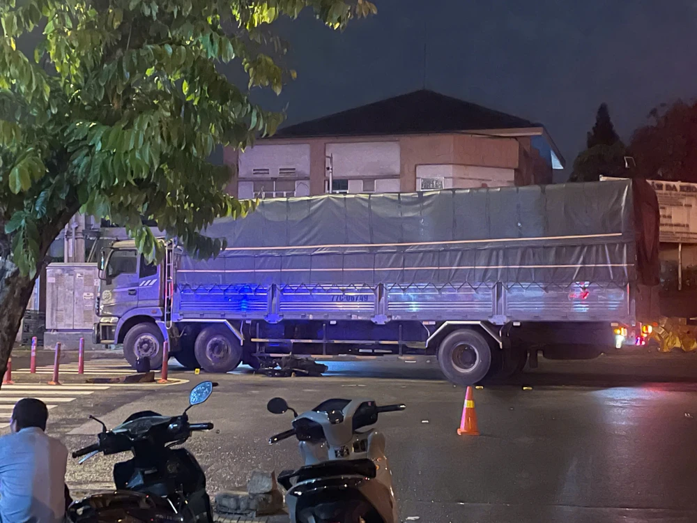 Tại giao lộ Lê Trọng Tấn - CN3 (phường Tây Thạnh, TP.HCM) xảy ra vụ tai nạn giao thông giữa xe tải và xe máy khiến một người đàn ông tử vong tại chỗ.