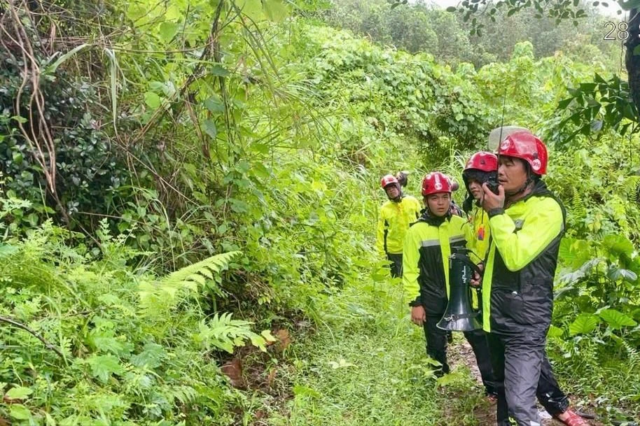Các lực lượng vũ trang, người dân cùng các đội tình nguyện vào rừng tìm kiếm người đàn ông mất tích khi đi tìm mật ong. Ảnh: SOS