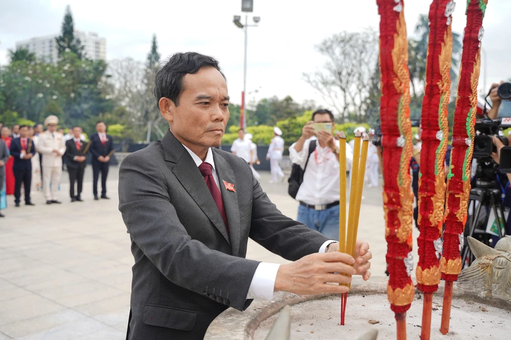 Bí thư Trần Lưu Quang cùng đoàn đại biểu TP.HCM dâng hương tưởng nhớ Anh hùng liệt sĩ