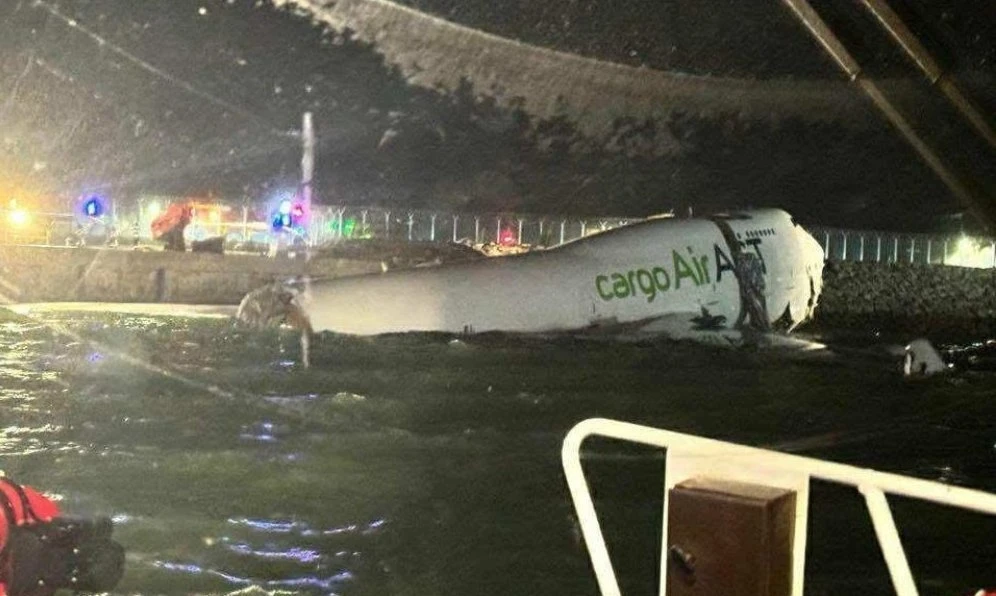 Máy bay Boeing 747 trượt đường băng rồi rơi xuống biển ở Hong Kong