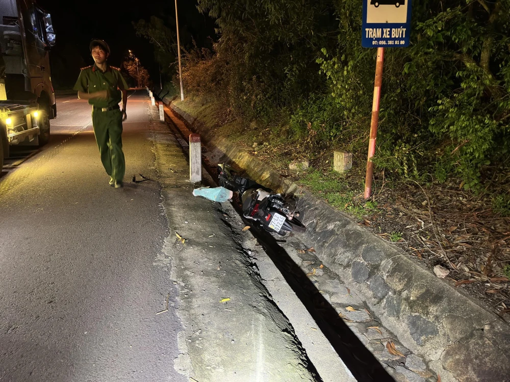 Hiện trường vụ TNGT giữa xe máy và xe đầu kéo