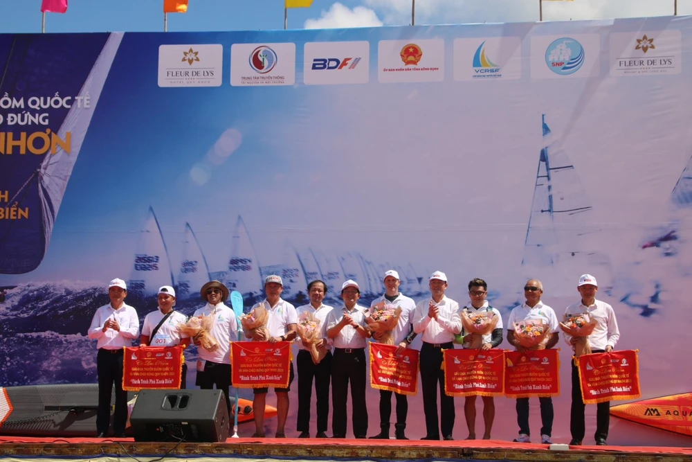 giai-dua-thuyen-buom-va-van-cheo-dung-quy-nhon (4).jpg