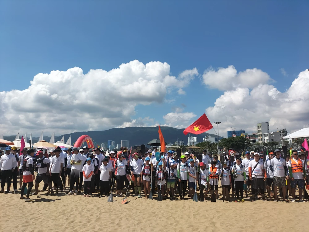 đua thuyền buồm và ván chèo đứng