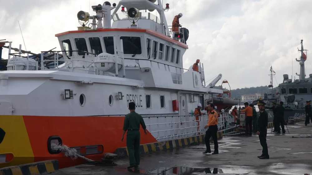 tau-sar-412-dua-39-thuyen-vien-quang-ngai-vao-cang-quy-nhon-an-toan (1).JPG