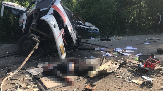 Xe tải tông vào xe khách ở Bình Định, 1 tài xế tử vong