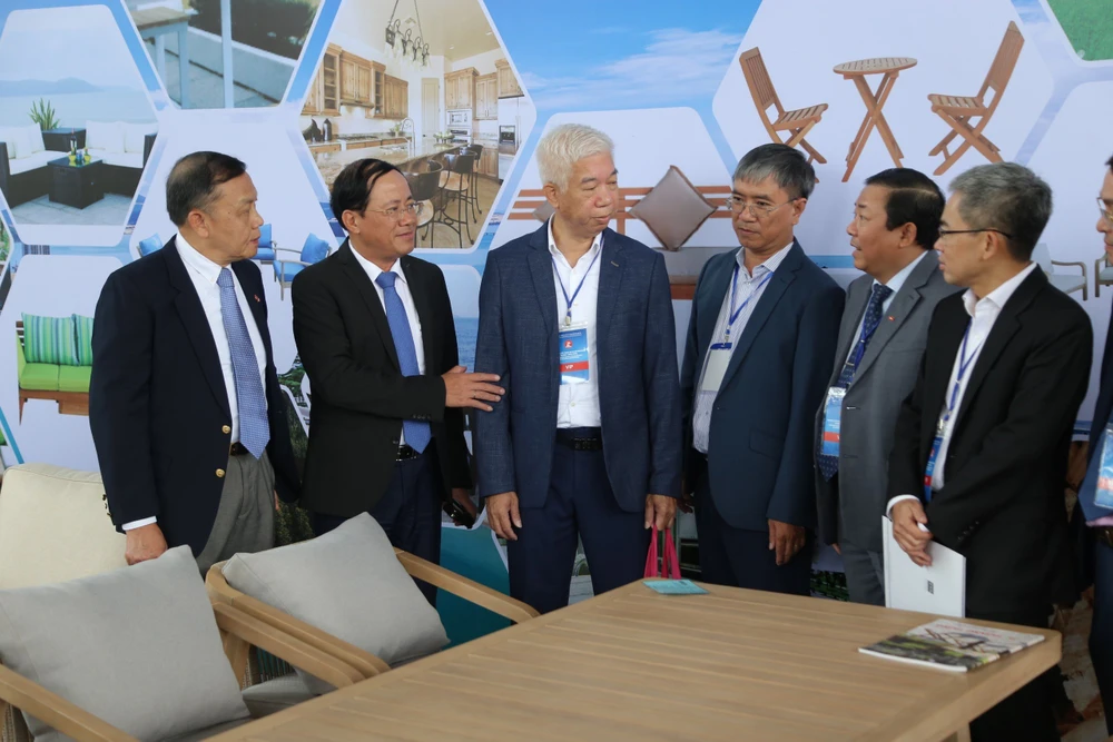 Lãnh đạo tỉnh Bình Định giới thiệu về thế mạnh các sản phẩm gỗ và xuất khẩu gỗ sang thị trường Canada