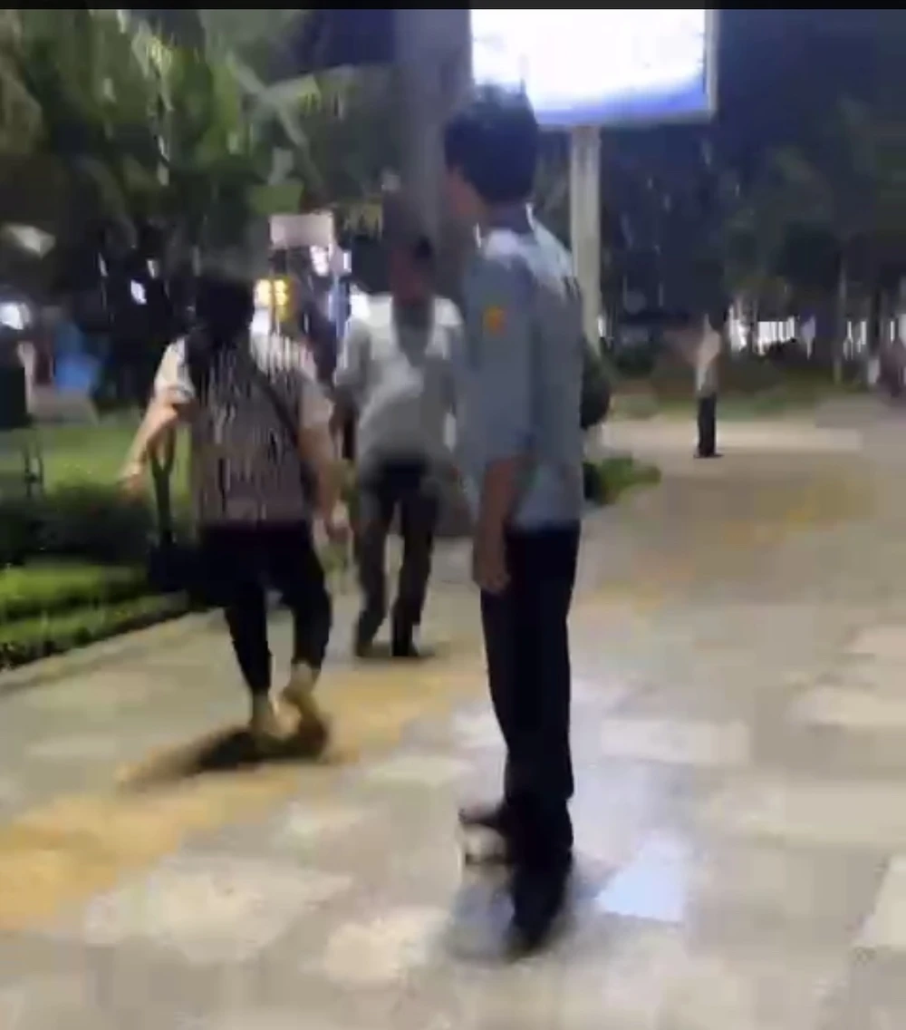 Người bán hàng rong dí dao vào cổ cán bộ khi bị nhắc nhở