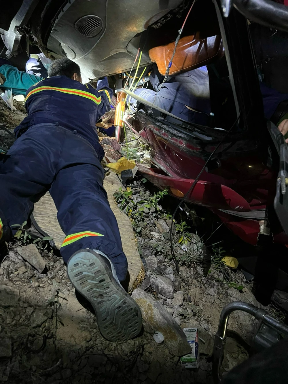 Xe đầu kéo bị lật, tài xế kẹt trong cabin