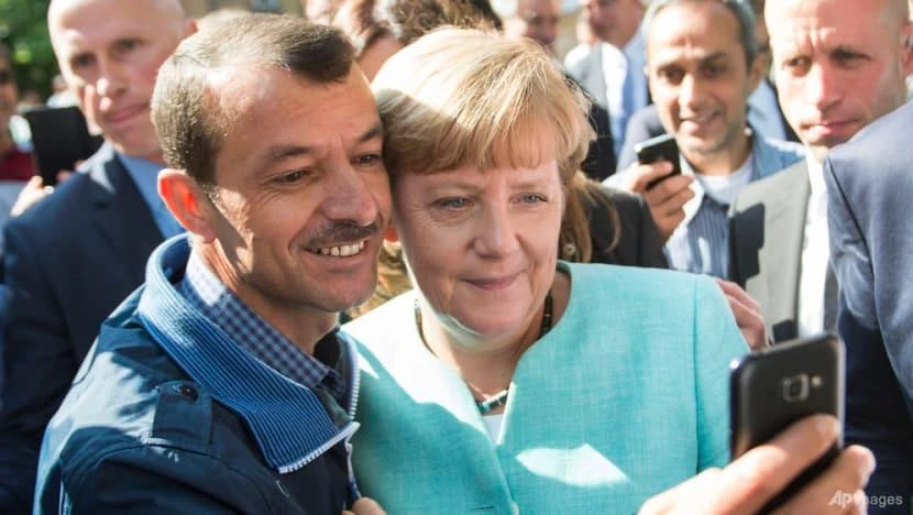 Bà Angela Merkel chụp ảnh với một người tị nạn ở thủ đô Berlin (Đức) ngày 9-9-2015. Ảnh: AP