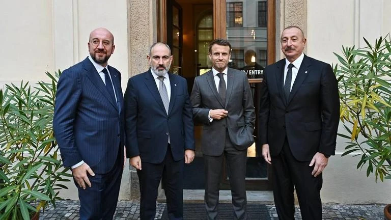 Tổng thống Azerbaijan - ông Ilham Aliyev, Thủ tướng Armenia - ông Nikol Pashinyan, Tổng thống Pháp Emanuel Macron và Chủ tịch EC - ông Charles Michel tại thủ đô Prague (CH Czech) ngày 6-10. Ảnh: RT Tổng thống Azerbaijan - ông Ilham Aliyev, Thủ tướng Armenia - ông Nikol Pashinyan, Tổng thống Pháp Emanuel Macron và Chủ tịch EC - ông Charles Michel tại thủ đô Prague (CH Czech) ngày 6-10. Ảnh: RT